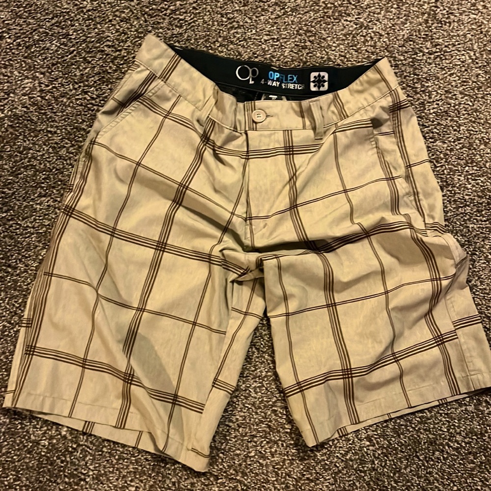 Men’s board shorts or golf style shorts. Size 32.